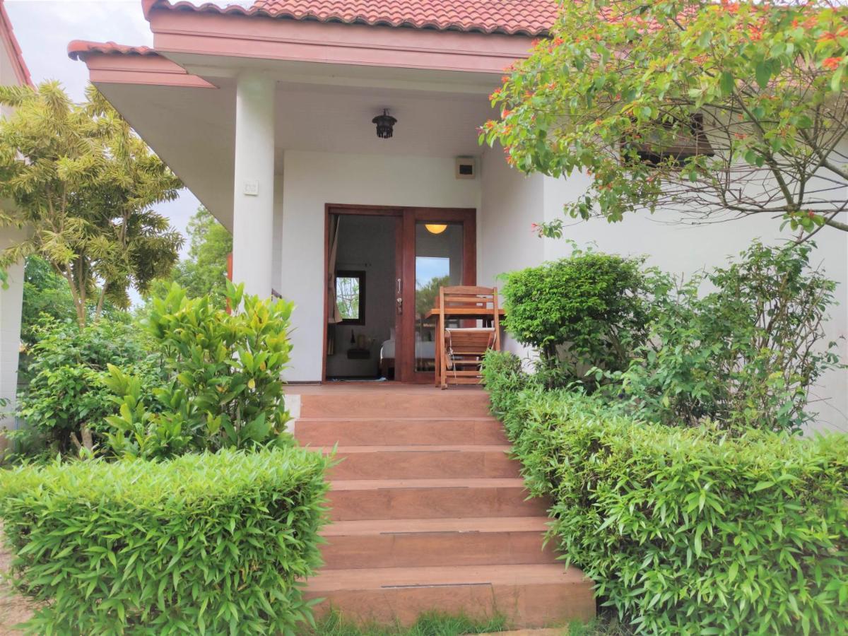 Armonia Village Resort And Spa Chumphon Exterior foto