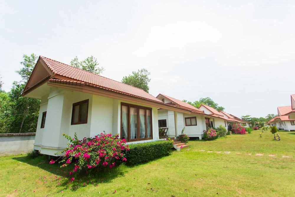 Armonia Village Resort And Spa Chumphon Exterior foto