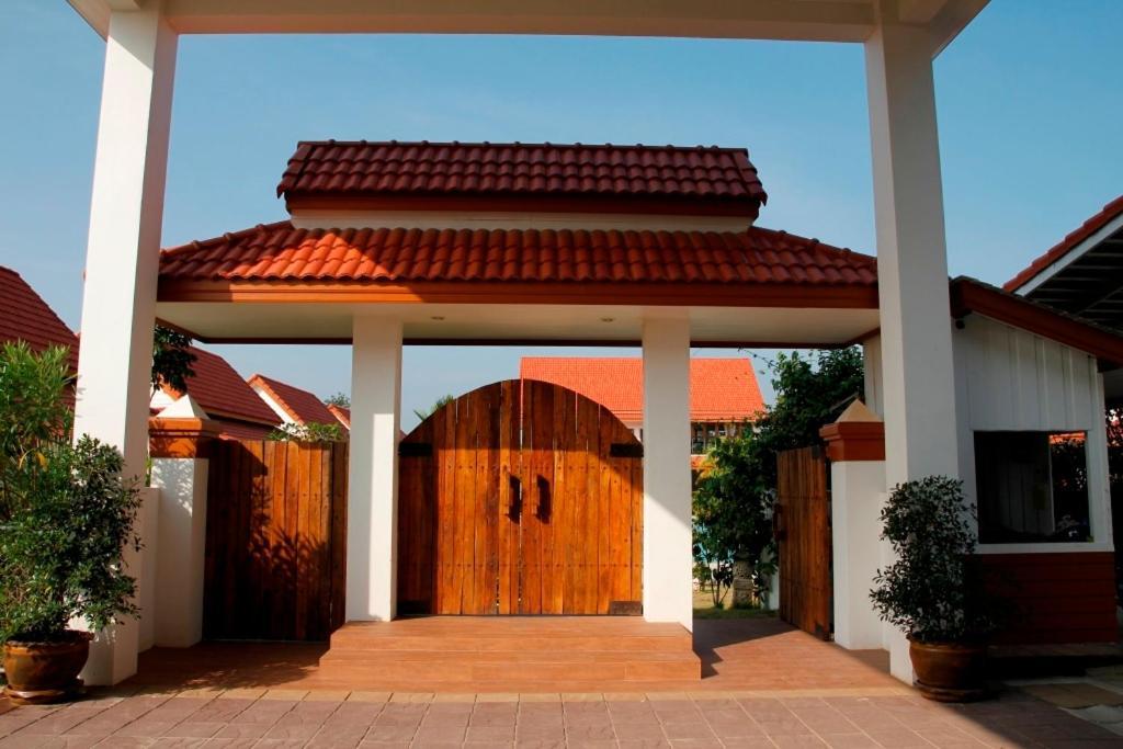 Armonia Village Resort And Spa Chumphon Exterior foto