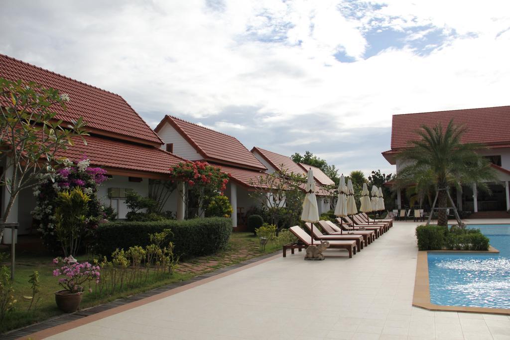 Armonia Village Resort And Spa Chumphon Exterior foto